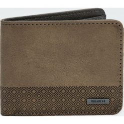 Czarny portfel z panelem w wypukłą kratkę. Czarne portfele męskie Pull&Bear, w kratkę. Za 59,90 zł.