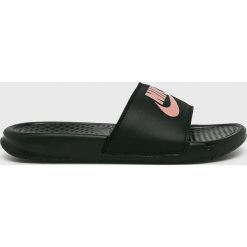 Nike Sportswear - Klapki. Czarne klapki damskie Nike Sportswear, bez wzorów, z materiału, bez obcasa, na płaskiej podeszwie. Za 119,90 zł.