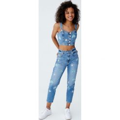 Jeansy mom fit z haftowanymi kwiatami. Niebieskie jeansy damskie marki Pull&Bear, z haftami, z jeansu. Za 96,90 zł.