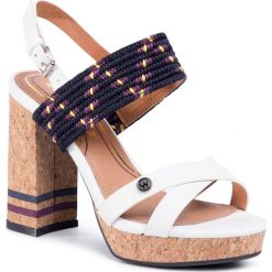 Sandały WRANGLER - Ribbon Blondie WL01561A White 051. Białe klapki damskie Wrangler, bez wzorów, ze skóry ekologicznej, bez obcasa, na obcasie. W wyprzedaży za 229,00 zł.
