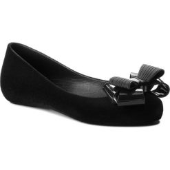 Baleriny ZAXY - Pop Flocked II Fem 82542 Black 52610 BB285032 02064. Czarne baleriny damskie Zaxy, na co dzień, bez wzorów, z tworzywa sztucznego, bez obcasa, bez zapięcia. W wyprzedaży za 159,00 zł.