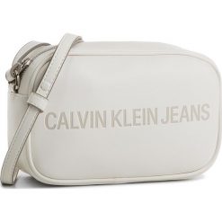 Torebka CALVIN KLEIN JEANS - Sculpted Camera Bag K40K400385 103. Białe torebki klasyczne damskie marki Calvin Klein Jeans, na imprezę, z jeansu. W wyprzedaży za 289,00 zł.