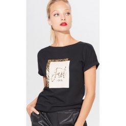 Bawełniana koszulka z motywem animal print - Czarny. Czarne koszulki damskie Mohito, s, bez wzorów, z bawełny, bez kołnierzyka. Za 49,99 zł.