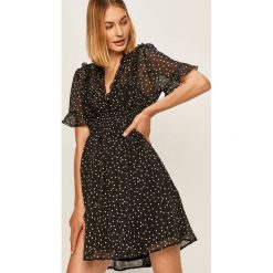 Answear - Sukienka Answear Lab. Czarne sukienki damskie ANSWEAR, na co dzień, s, w grochy, z poliesteru, casualowe, bez kołnierzyka, z krótkim rękawem, krótkie, mini, rozkloszowane. Za 149,90 zł.