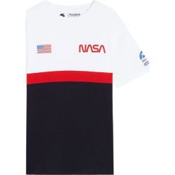 Koszulka z logo NASA. Białe koszulki męskie Pull&Bear, m, bez wzorów, bez kołnierzyka, z krótkim rękawem, krótkie. Za 59,90 zł.