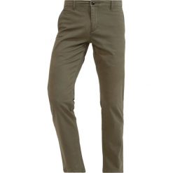 Chinosy męskie: DOCKERS PACIFIC FIELD Spodnie materiałowe dockers olive