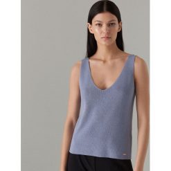 Dzianinowy top z wycięciem na plecach - Niebieski. Niebieskie topy damskie Mohito, s, bez wzorów, z dzianiny, z dekoltem na plecach. Za 59,99 zł.