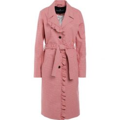 DESIGNERS REMIX LEROY TRENCH Prochowiec red cream. Czerwone płaszcze damskie marki DESIGNERS REMIX, bez wzorów, z elastanu. W wyprzedaży za 815,60 zł.