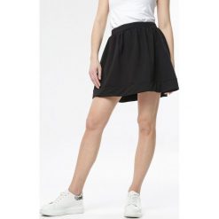 Czarna Spódnica Jackie. Czarne spódniczki damskie Born2be, na co dzień, s, bez wzorów, z dzianiny, sportowe, mini, rozkloszowane. Za 54,99 zł.