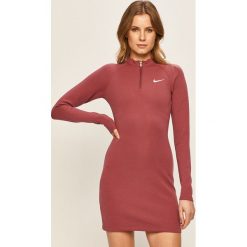 Nike Sportswear - Sukienka. Niebieskie sukienki damskie Nike Sportswear, na co dzień, s, bez wzorów, z elastanu, casualowe, z golfem, z długim rękawem, długie, mini, proste. W wyprzedaży za 139,90 zł.