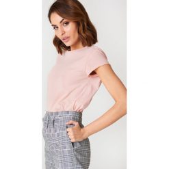 T-shirty damskie: NA-KD Basic T-shirt z surowym wykończeniem – Pink