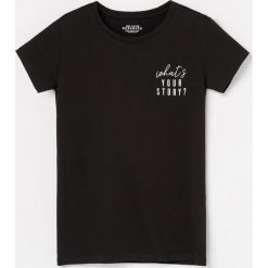 Bawełniany t-shirt z napisem - Czarny. Czarne t-shirty damskie Reserved, z napisami, z bawełny, bez kołnierzyka. Za 19,99 zł.