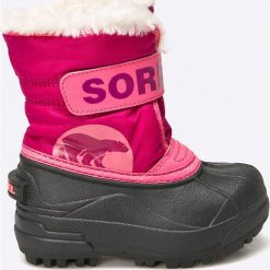 Sorel - Śniegowce dziecięce Childrens Snow Commander™ 652. Czerwone śniegowce dziewczęce marki Sorel, z okrągłym noskiem, bez zapięcia. W wyprzedaży za 179,90 zł.
