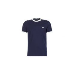 T-shirty z krótkim rękawem Fred Perry TAPED RINGER T-SHIRT. Niebieskie t-shirty męskie marki Fred Perry, xxl, bez wzorów, bez kołnierzyka, krótkie. Za 165,03 zł.