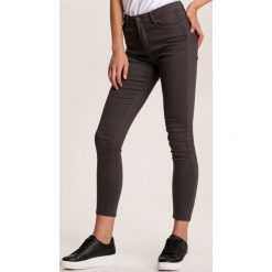 Ciemnoszare Spodnie Skinny Eliteia. Szare spodnie damskie Renee, bez wzorów. Za 89,99 zł.