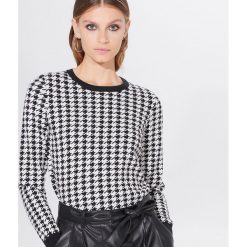 Sweter w pepitkę - Biały. Białe swetry damskie Mohito, s, bez wzorów, bez rękawów, bez kaptura. Za 99,99 zł.