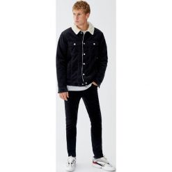 Sztruksowe spodnie z 5 kieszeniami. Brązowe spodnie męskie marki Pull&Bear, m, bez wzorów, ze sztruksu. Za 109,00 zł.