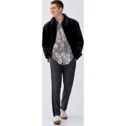 Kurtka ze sztucznego futerka z kieszeniami. Czarne kurtki męskie Pull&Bear, m. Za 299,00 zł.
