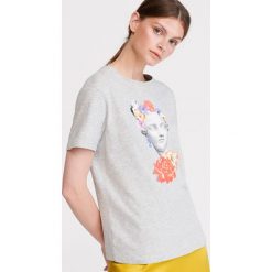 T-shirt z motywem antycznym - Jasny szary. Szare t-shirty damskie Reserved, s, bez wzorów, bez kołnierzyka. W wyprzedaży za 19,99 zł.