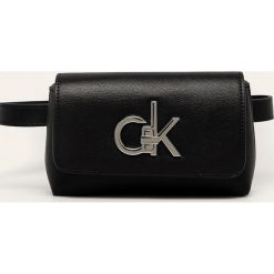 Calvin Klein - Nerka. Czarne nerki damskie Calvin Klein, w paski, ze skóry ekologicznej, małe, bez dodatków. Za 399,90 zł.