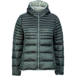Kurtka puchowa w kolorze ciemnozielonym. Zielone kurtki damskie CMP Women, bez wzorów, z materiału, bez kaptura. W wyprzedaży za 307,95 zł.