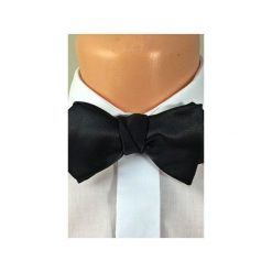 Czarna mucha satynowa jedwabna a'la Bond - diamond point. Czarne muszki męskie marki Manufaktura much, na spotkanie biznesowe, z jedwabiu, eleganckie. Za 124,00 zł.