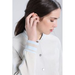 Goosecraft MARSEILLE BOMBER Kurtka skórzana off white. Białe marynarki damskie Goosecraft, l, bez wzorów, ze skóry. W wyprzedaży za 493,35 zł.