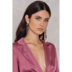 Kolczyki damskie: NA-KD Accessories Wiszące kolczyki wysadzane kolorowymi kryształami – Multicolor,Gold