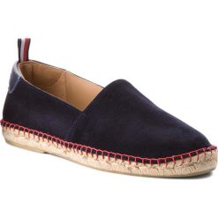 Espadryle TOMMY HILFIGER - Th Suede Espadrille FM0FM00651 Midnight 403. Niebieskie espadryle męskie TOMMY HILFIGER, na co dzień, bez wzorów, z zamszu, bez zapięcia. W wyprzedaży za 269,00 zł.