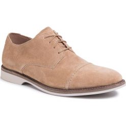 Półbuty CLARKS - Atticus Cap 261478167 Dark Sand Suede. Brązowe półbuty męskie Clarks, na co dzień, bez wzorów, ze skóry, klasyczne, bez zapięcia. Za 449,00 zł.
