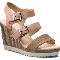 Sandały TOMMY JEANS - Denim Strappy Wedge Sandal EN0EN00195 Nude 003. Brązowe klapki damskie Tommy Jeans, bez wzorów, z jeansu, bez obcasa, na obcasie. W wyprzedaży za 239,00 zł.