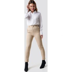 NA-KD Classic Dopasowane spodnie garniturowe - Beige. Brązowe spodnie damskie NA-KD Classic, z podwyższonym stanem. Za 161,95 zł.