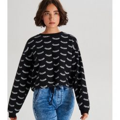Krótka bluza z napisami - Czarny. Czarne bluzy damskie Cropp, s, z napisami, z krótkim rękawem, krótkie, bez kaptura. Za 69,99 zł.