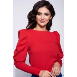 Czerwona bluzka damska z bufkami. Czerwone bluzki damskie Pakamera, bez wzorów, z tkaniny, eleganckie, bez kołnierzyka, bez rękawów. Za 119,00 zł.