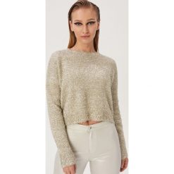 Krótki sweter z metaliczną nicią - Złoty. Żółte swetry damskie Sinsay, s, bez wzorów, z krótkim rękawem, krótkie, bez kaptura. Za 79,99 zł.