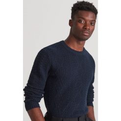 Sweter z dekoracyjnym splotem - Granatowy. Niebieskie swetry męskie Reserved, s, bez wzorów, ze splotem, bez kołnierzyka, bez kaptura. Za 139,99 zł.