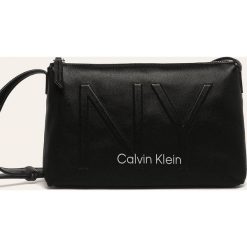 Calvin Klein - Torebka. Czarne listonoszki damskie Calvin Klein, w paski, ze skóry ekologicznej, na ramię, małe, z nadrukiem, bez dodatków. Za 399,90 zł.