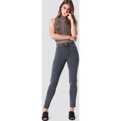 NA-KD Trend Jeansy slim z wysokim stanem - Grey. Szare jeansy damskie slim marki NA-KD Trend, z podwyższonym stanem. Za 202,95 zł.
