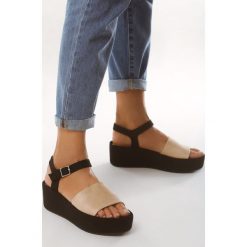 Beżowe Sandały Retailer. Brązowe koturny damskie Born2be, bez wzorów, bez obcasa, na koturnie, bez zapięcia. W wyprzedaży za 49,99 zł.