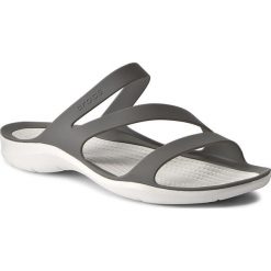 Klapki CROCS - Swiftwater Sandal W 203998 Smoke/White. Szare klapki damskie Crocs, bez wzorów, z tworzywa sztucznego, bez obcasa. Za 149,00 zł.
