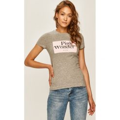 Guess Jeans - T-shirt. Białe bluzki damskie Guess Jeans, s, z nadrukiem, z bawełny, casualowe, z okrągłym kołnierzem, z krótkim rękawem. W wyprzedaży za 119,90 zł.