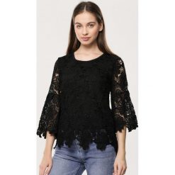 Czarna Bluzka Ingenuous. Czarne bluzki damskie Born2be, xl, bez wzorów, z okrągłym kołnierzem, z krótkim rękawem. Za 69,99 zł.