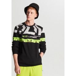 Bluza z kontrastowym nadrukiem - Czarny. Czarne bluzy męskie Cropp, s, z nadrukiem, z kontrastowym kołnierzykiem, bez rękawów, bez kaptura. Za 99,99 zł.