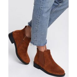 Camelowe Botki Kenley. Brązowe botki damskie Inny, bez obcasa, na płaskiej podeszwie, bez zapięcia. Za 119,99 zł.