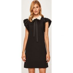 Red Valentino - Sukienka. Czarne sukienki damskie Red Valentino, na co dzień, bez wzorów, z elastanu, eleganckie, bez kołnierzyka, z krótkim rękawem, krótkie, mini, proste. W wyprzedaży za 1449,00 zł.