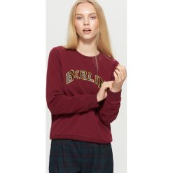 Bluza z napisem - Bordowy. Czerwone bluzy damskie Cropp, s, z napisami, bez kołnierzyka, bez rękawów, bez kaptura. Za 79,99 zł.