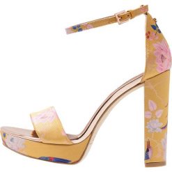 Ted Baker JUNAA Sandały na obcasie yellow. Żółte rzymianki damskie Ted Baker, z materiału, na obcasie. W wyprzedaży za 671,20 zł.