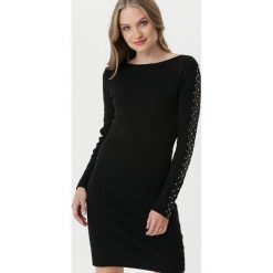 Czarna Sukienka Lugarno. Czarne sukienki damskie Born2be, xl, bez wzorów, z dzianiny, z okrągłym kołnierzem, z długim rękawem, długie, mini, dopasowane. Za 119,99 zł.