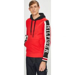 Tommy Hilfiger - Bluza. Czerwone bluzy męskie TOMMY HILFIGER, s, z nadrukiem, z bawełny, z kapturem, bez rękawów, z kapturem. W wyprzedaży za 379,90 zł.