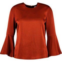 IVY & OAK VOLANT SLEEVE BLOUSE Bluzka cognac. Brązowe koszulki damskie marki IVY & OAK, bez wzorów, z wiskozy, bez kołnierzyka, z długim rękawem. Za 379,00 zł.